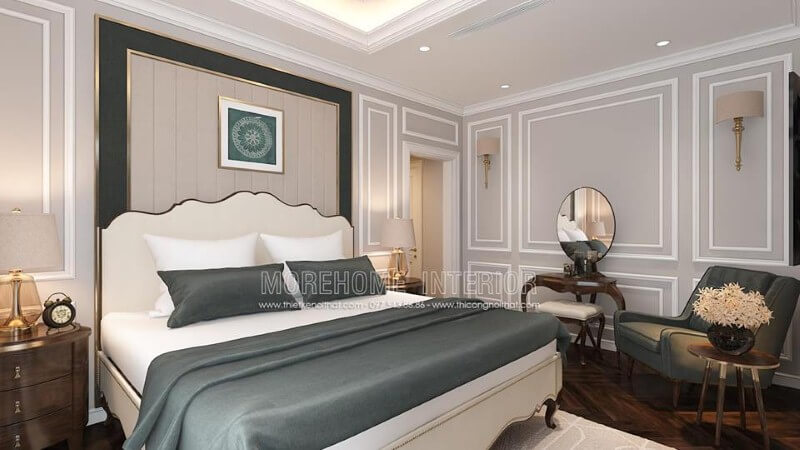 Nệm ốp tường kết hợp bo viền kim loại mạ vàng kết hợp cùng giường bọc nệm trắng tạo nên không gian phòng ngủ tân cổ điển sang trọng, quý phái. Thiết kế phòng ngủ nhà phố
